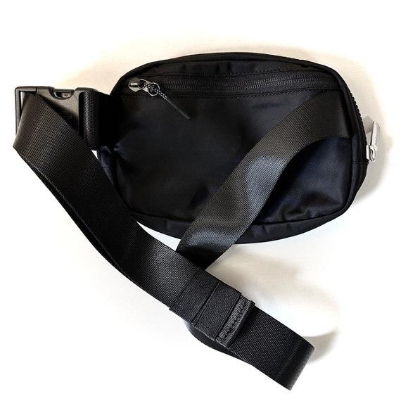 Lululemon Everywhere Belt Bag Fanny Pack 1L Black -- Like New! - Picture 2 of 4